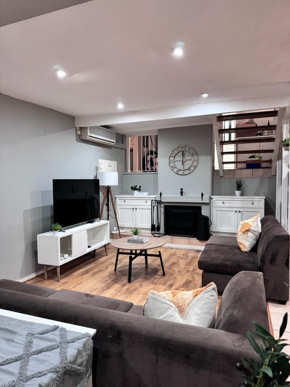 Communal lounge/ TV room, TV and multimedia, Photo of the whole room, Seating area, Evening entertainment, fireplace, air conditioner