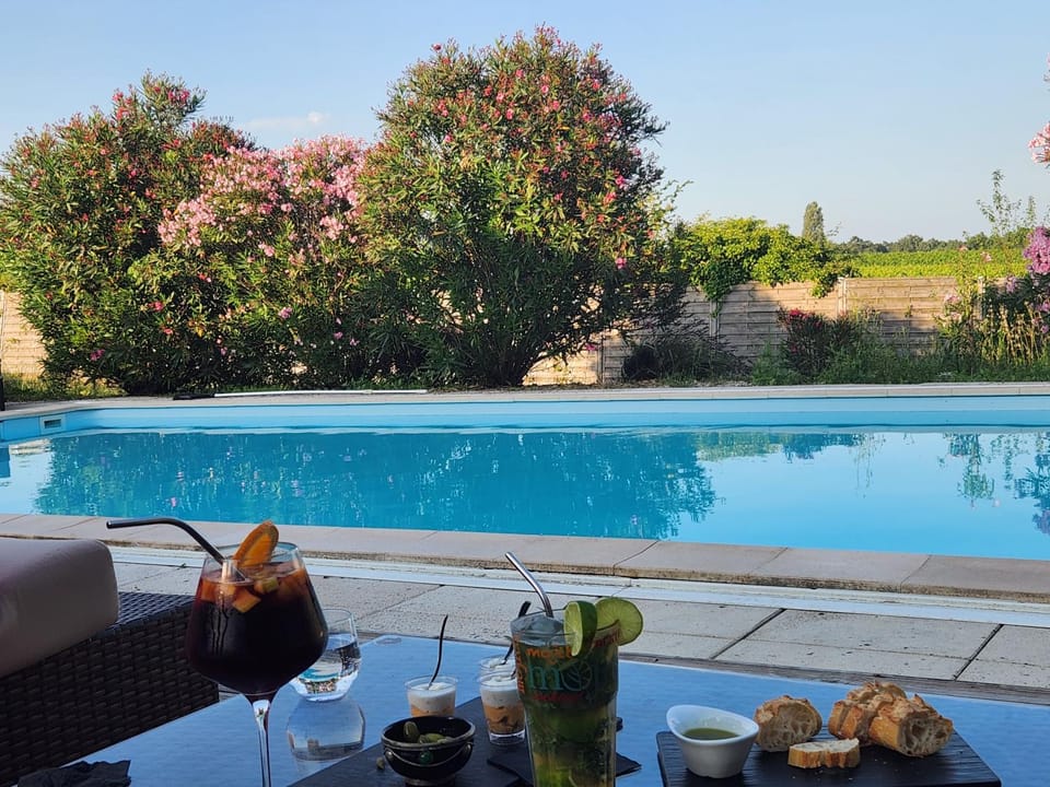 Garden, Food and drinks, Pool view, Swimming pool, Alcoholic drinks