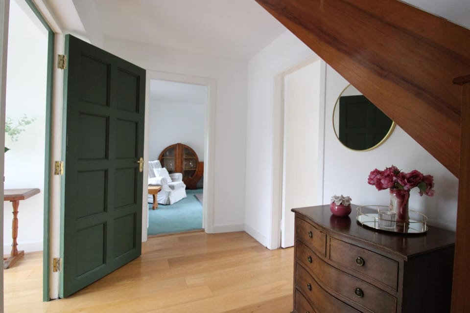 THE VILLAGE HOUSE on Wild Atlantic Way CLARINBRIDGE VILLAGE House in County Galway