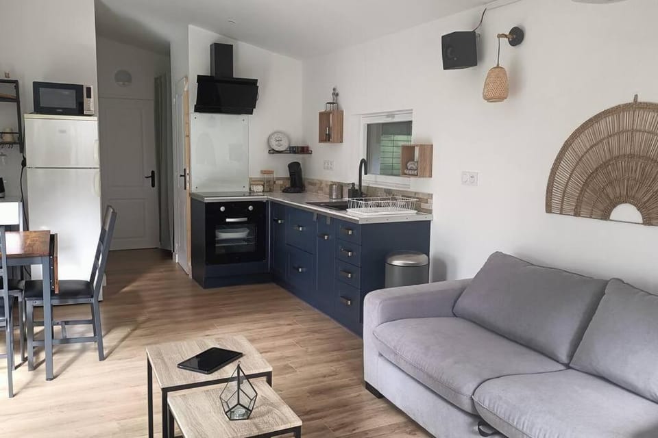 Kitchen or kitchenette, Living room, Seating area, Dining area, oven, pet friendly, stove