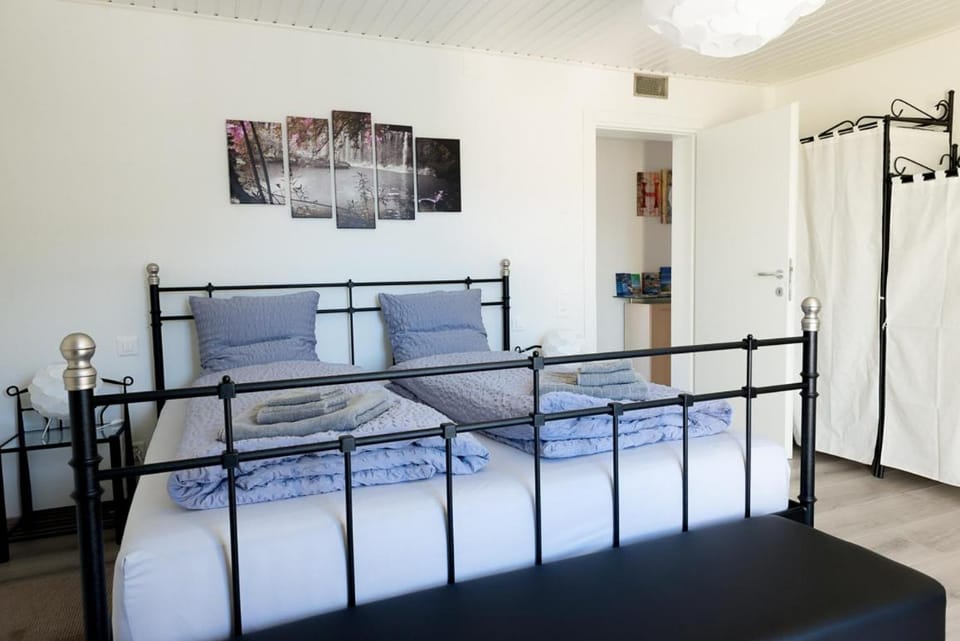 Photo of the whole room, Decorative detail, Bedroom