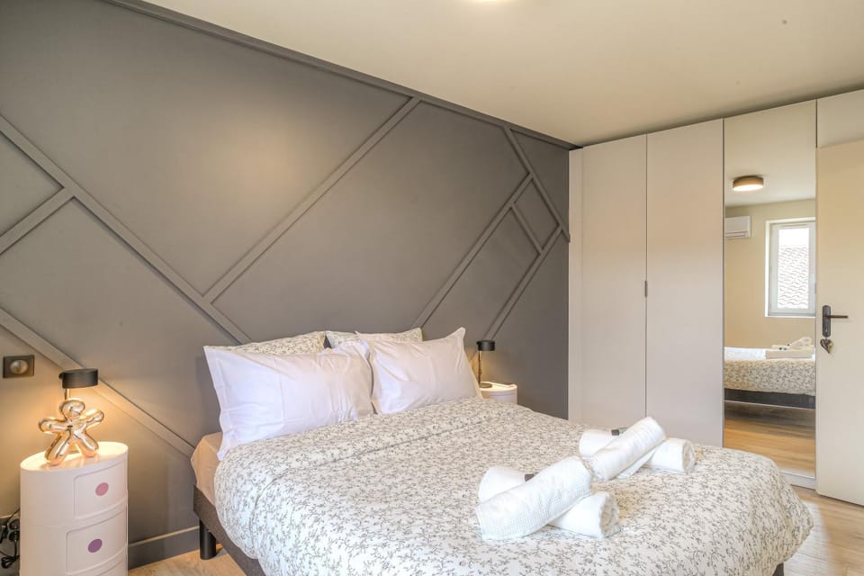 Bed, Photo of the whole room