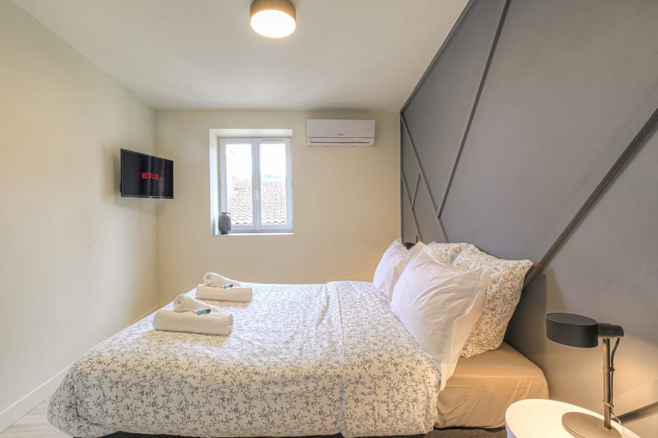 Bed, Night, TV and multimedia, Photo of the whole room, towels, air conditioner