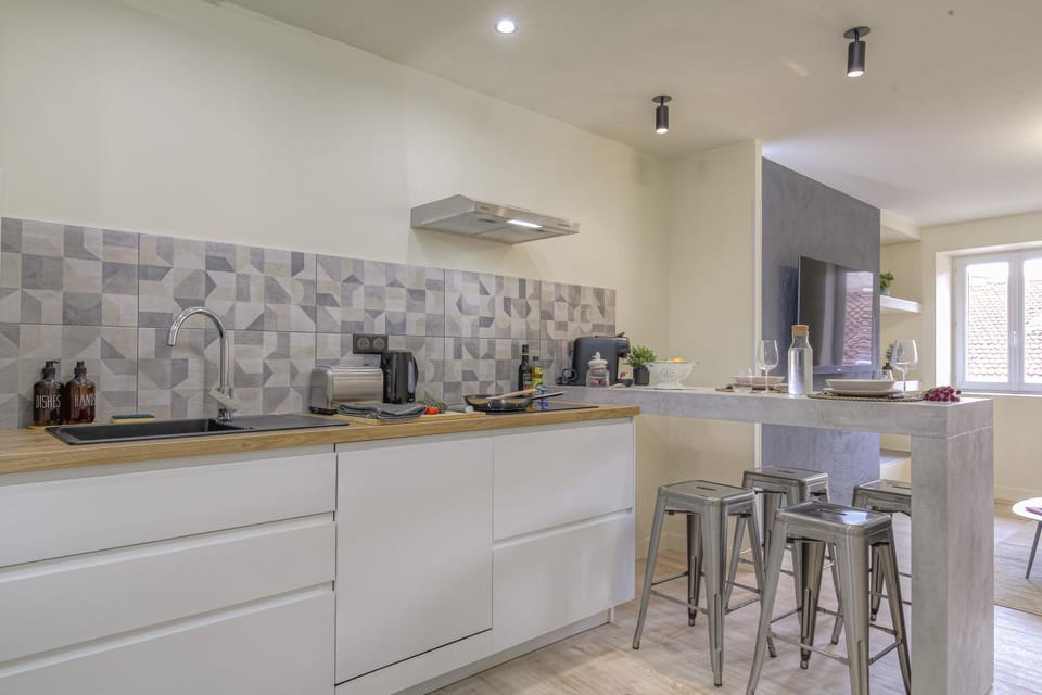 Coffee/tea facilities, Dining area, stove, toaster