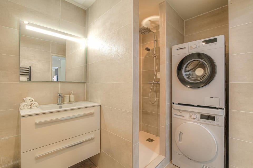 Shower, Bathroom, washing machine, dryer