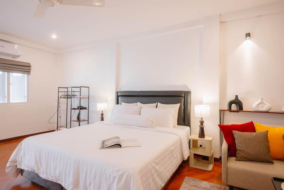 Bed, Living room, air conditioner