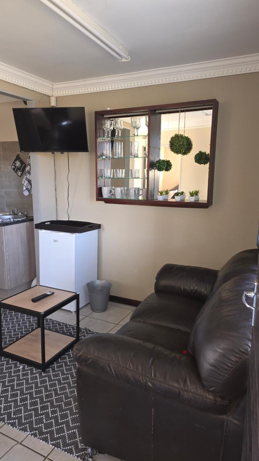 TV and multimedia, Kitchen or kitchenette, Seating area