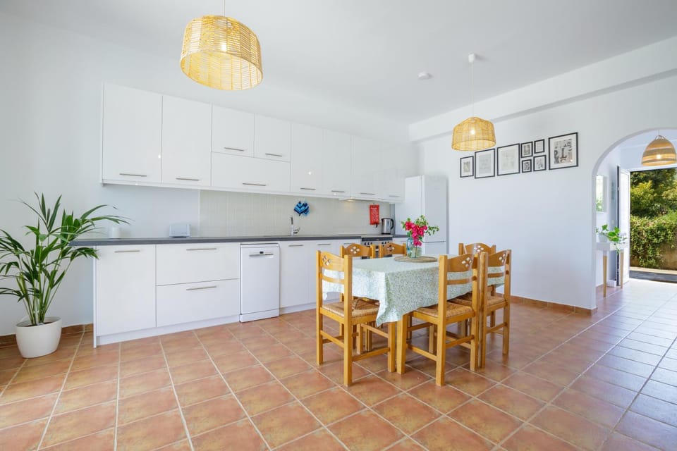 Kitchen or kitchenette, Dining area, stove