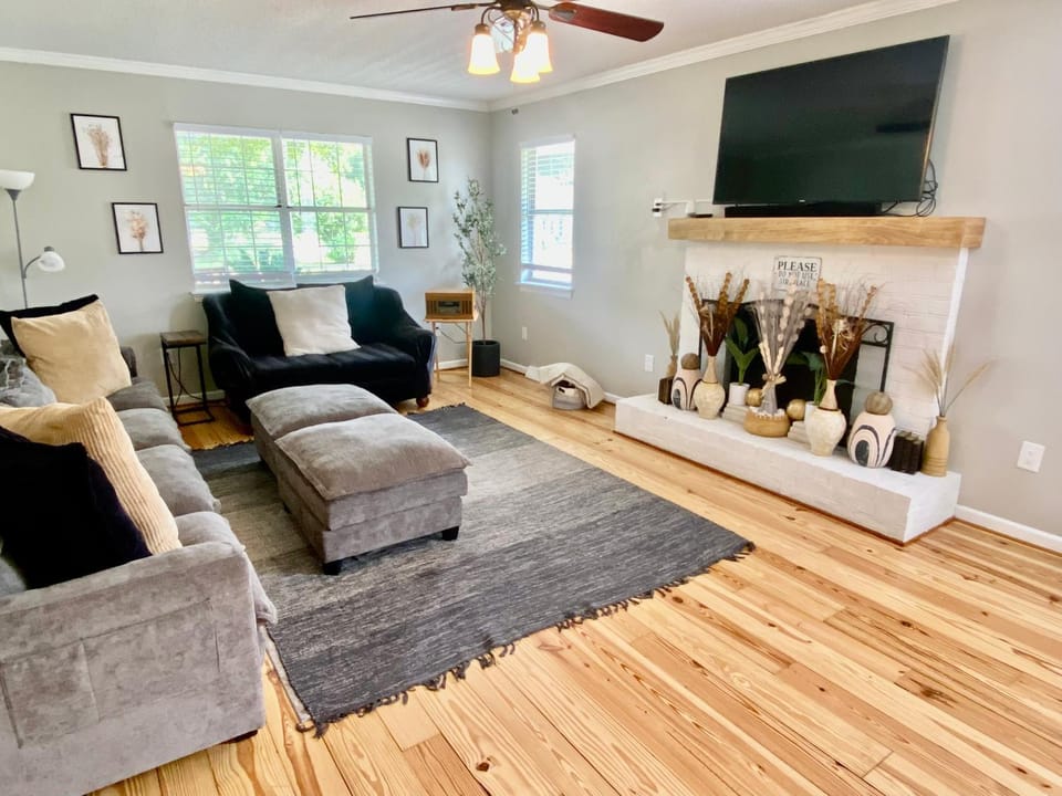 Communal lounge/ TV room, Living room, Seating area