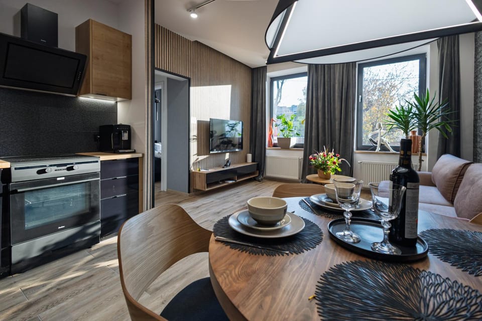 TV and multimedia, Coffee/tea facilities, Kitchen or kitchenette, Living room, Seating area, Dining area, stove