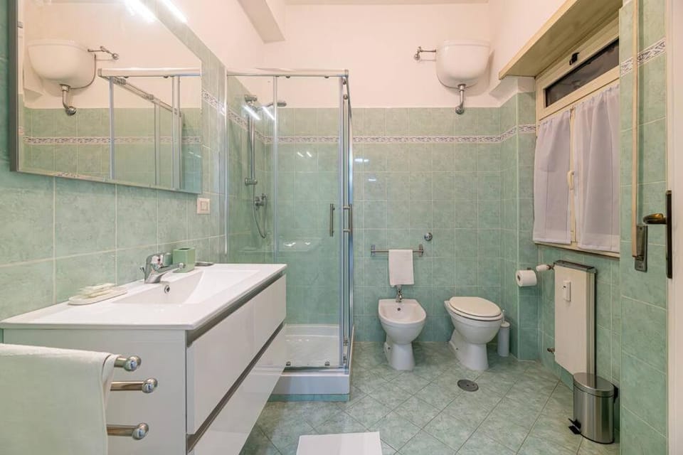 Shower, Toilet, Bathroom, bidet, towels