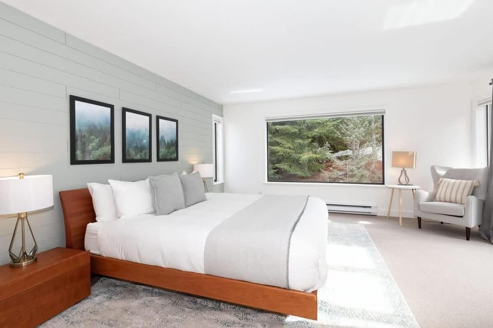 White Gold Chalet - Spacious Family-Friendly Chalet, Hot Tub, Mountain Views, Log Fireplace House in Whistler