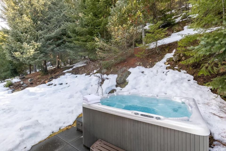 White Gold Chalet - Spacious Family-Friendly Chalet, Hot Tub, Mountain Views, Log Fireplace House in Whistler