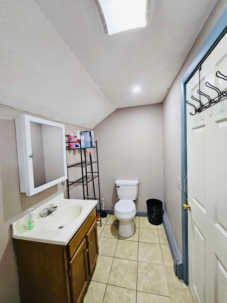 623R Nice attic apartment near Whole Foods, Brown University, Hospitals, Downtown Apartment in Providence