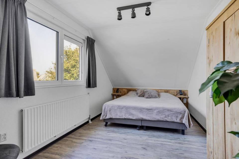Bedroom, wardrobe