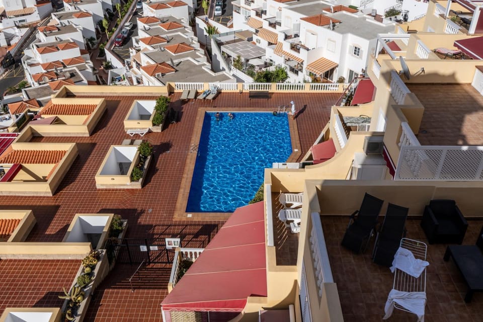 Property building, Day, Bird's eye view, City view, Pool view, Swimming pool, Swimming pool, sunbed