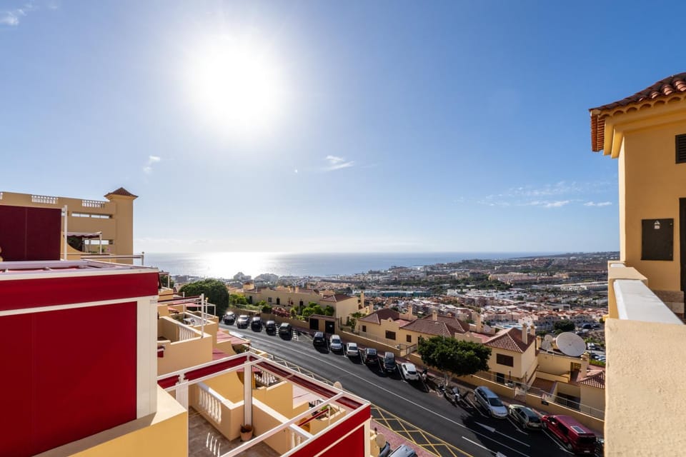 Property building, Day, Neighbourhood, Natural landscape, Bird's eye view, View (from property/room), Balcony/Terrace, City view, Sea view, Street view, Location, Parking