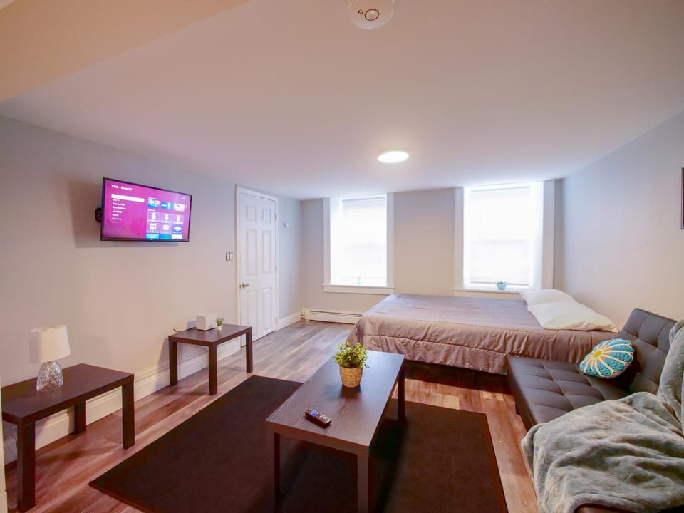 Bright and Airy Studio Apt Minutes to NYC Apartment in Hoboken