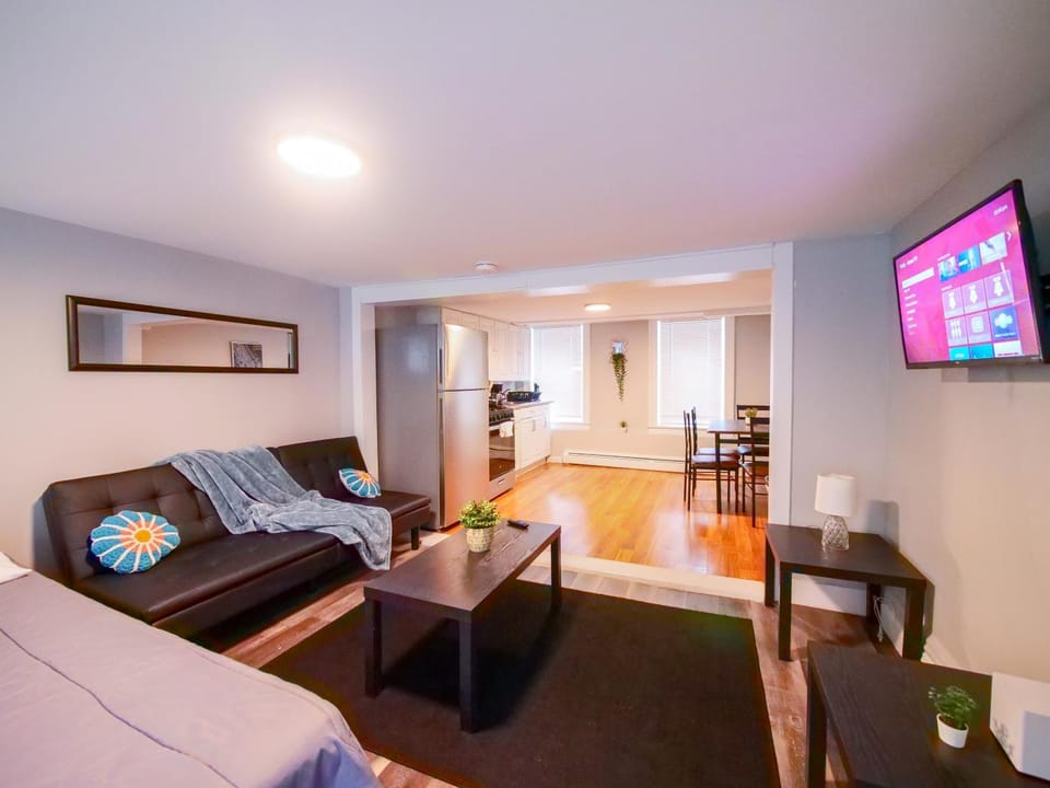 Bright and Airy Studio Apt Minutes to NYC Apartment in Hoboken