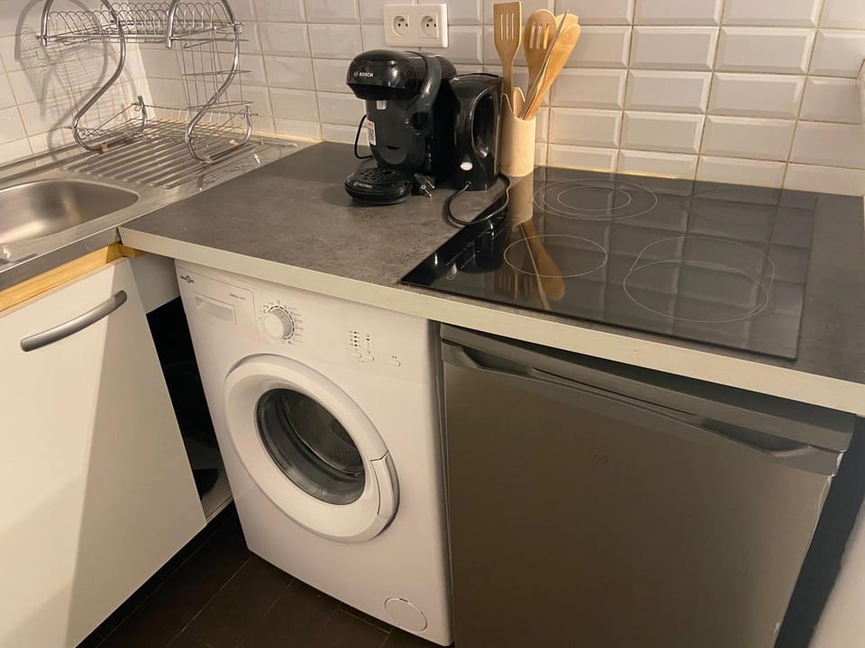 Kitchen or kitchenette, stove, washing machine