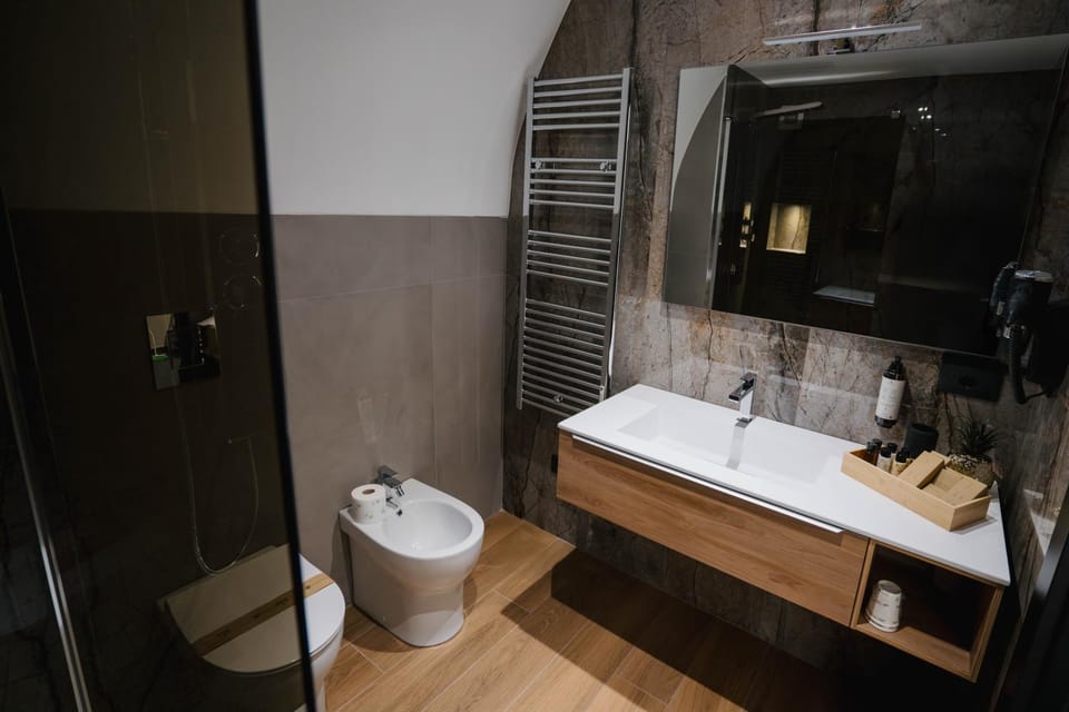 Shower, Toilet, Bathroom, bidet, towels
