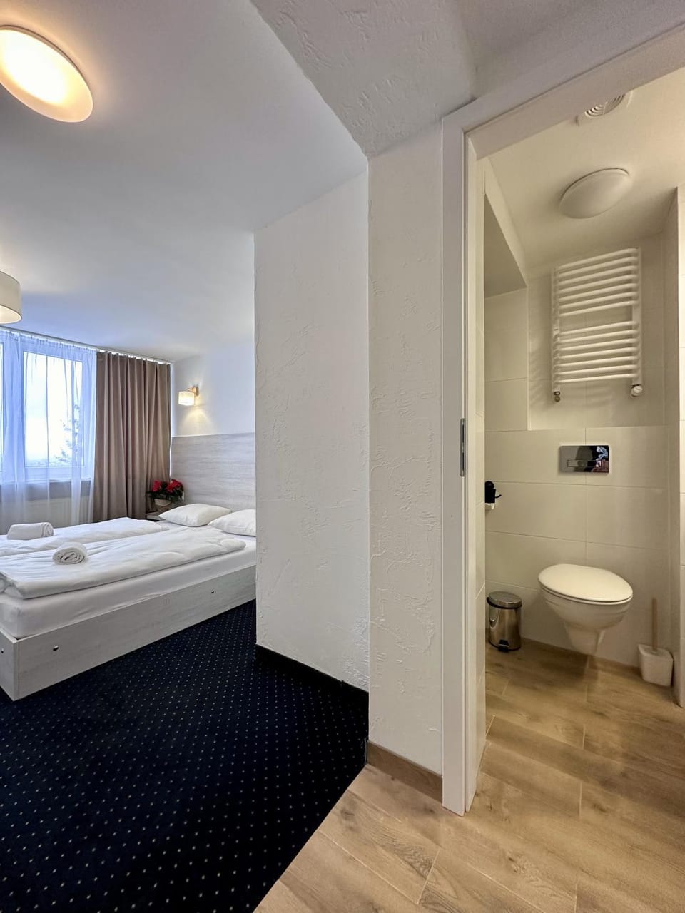 Toilet, Bed, Bathroom, Photo of the whole room, Bedroom, towels