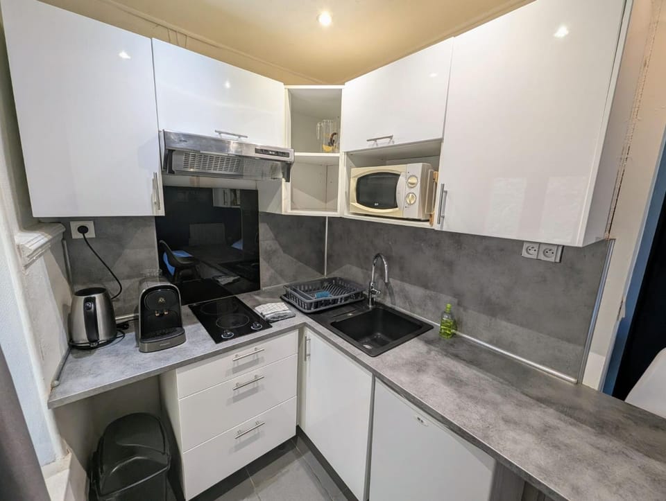 Coffee/tea facilities, Kitchen or kitchenette, stove