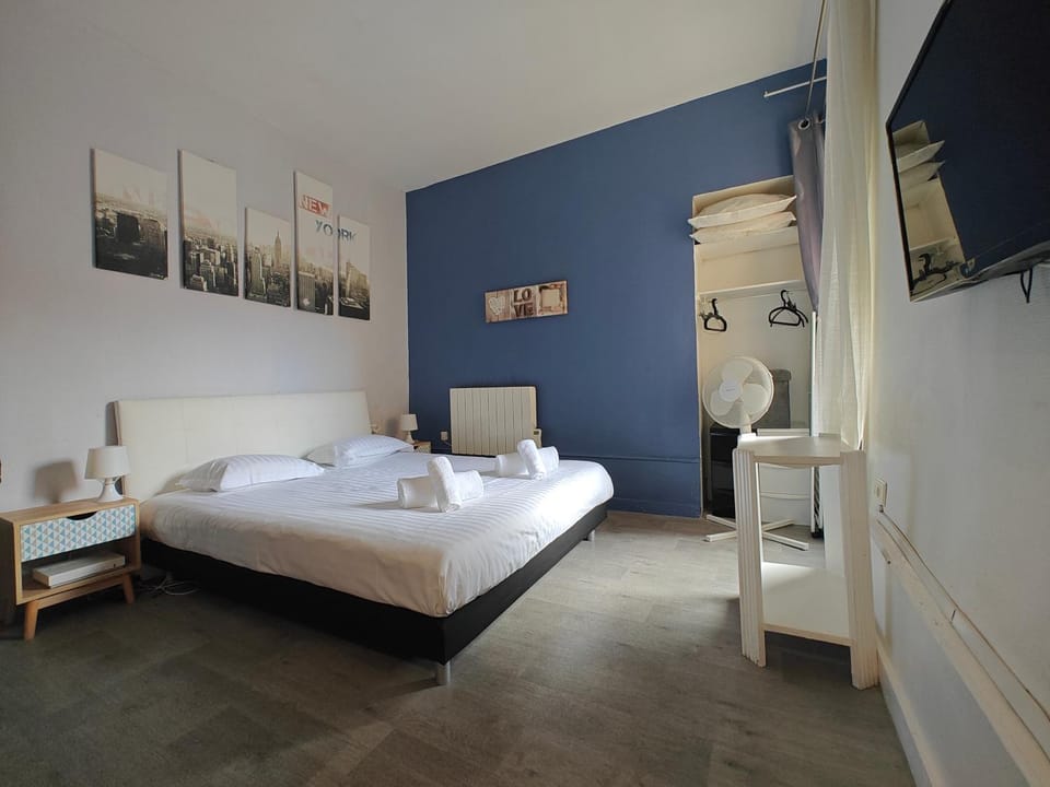 Bed, TV and multimedia, Photo of the whole room, Bedroom, towels