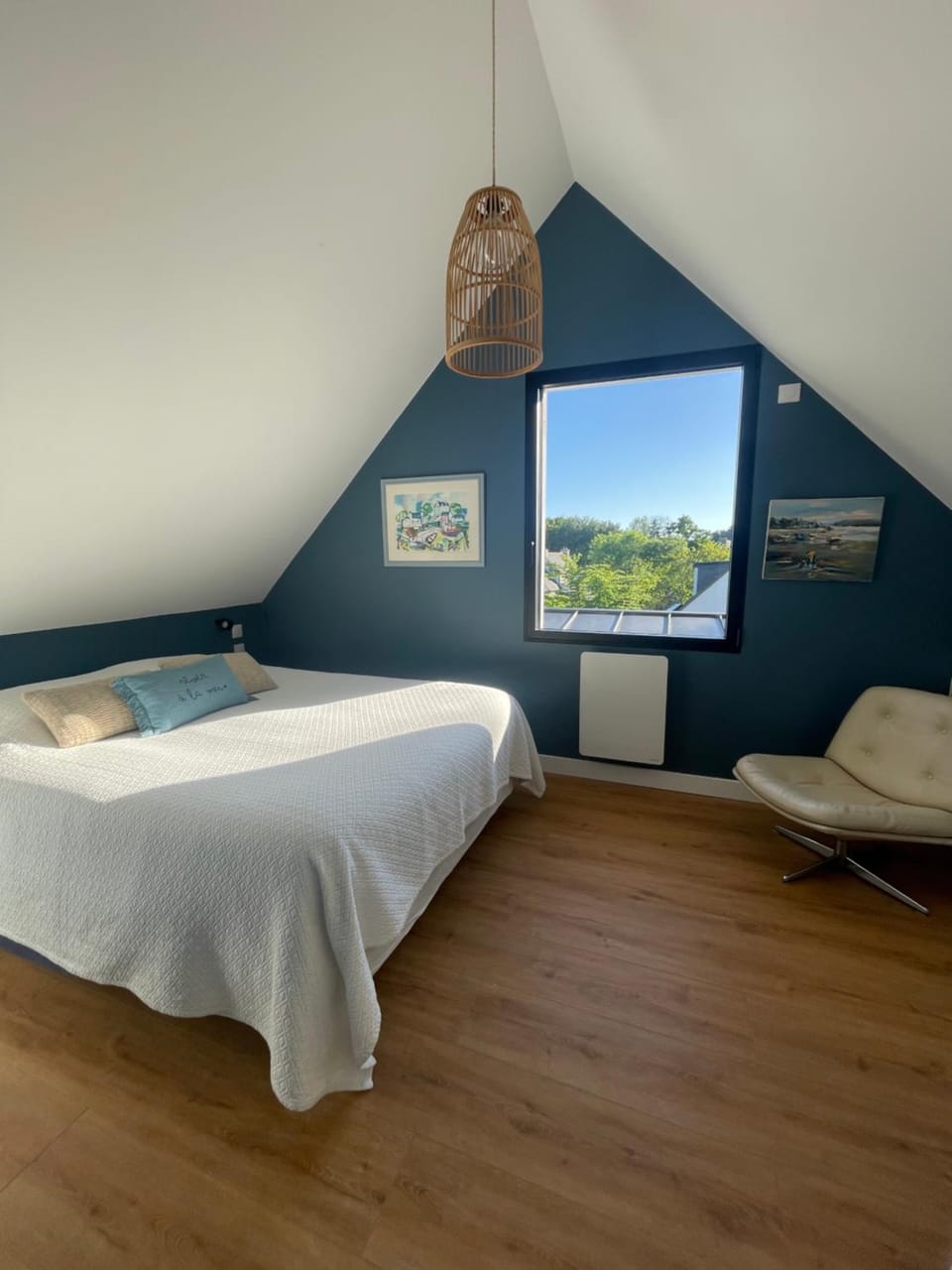 Bed, Photo of the whole room