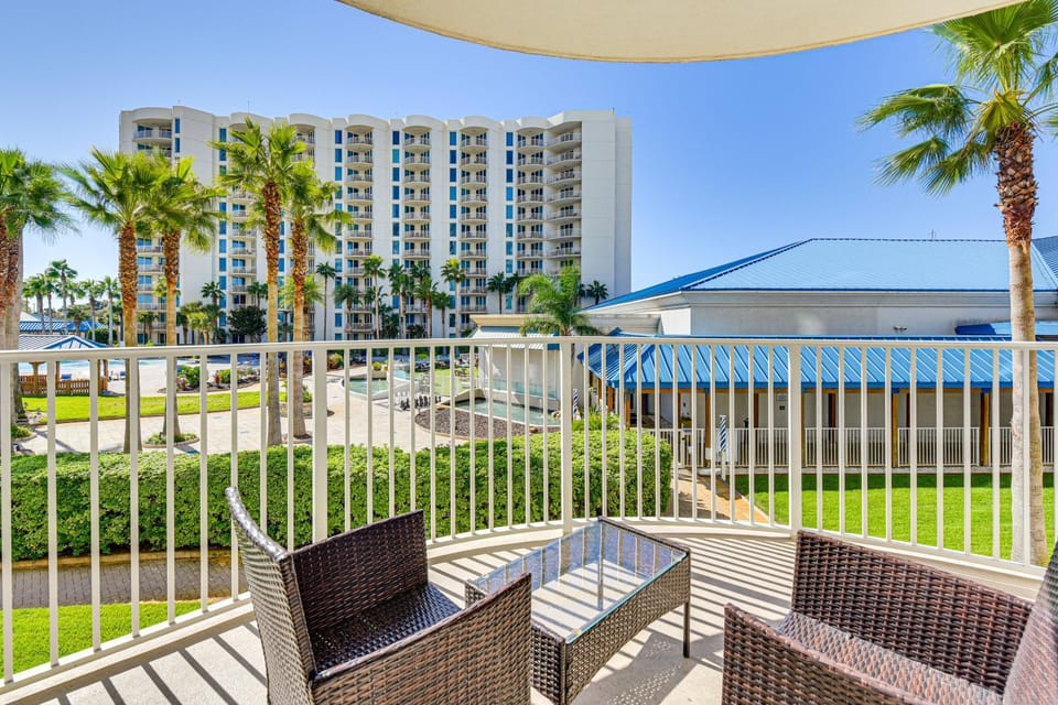 Walk to Beaches: Resort Condo in Destin! House in Destin