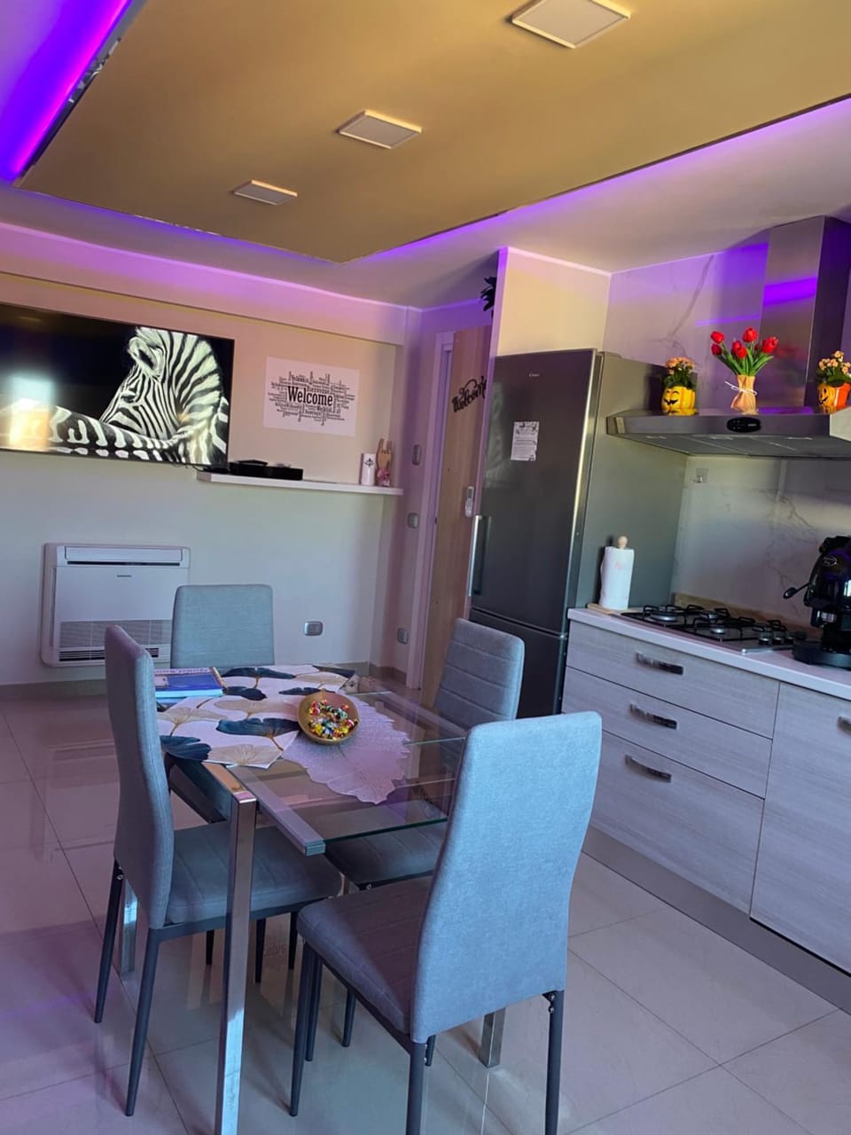 TV and multimedia, Kitchen or kitchenette, Living room, Seating area, Dining area, stove