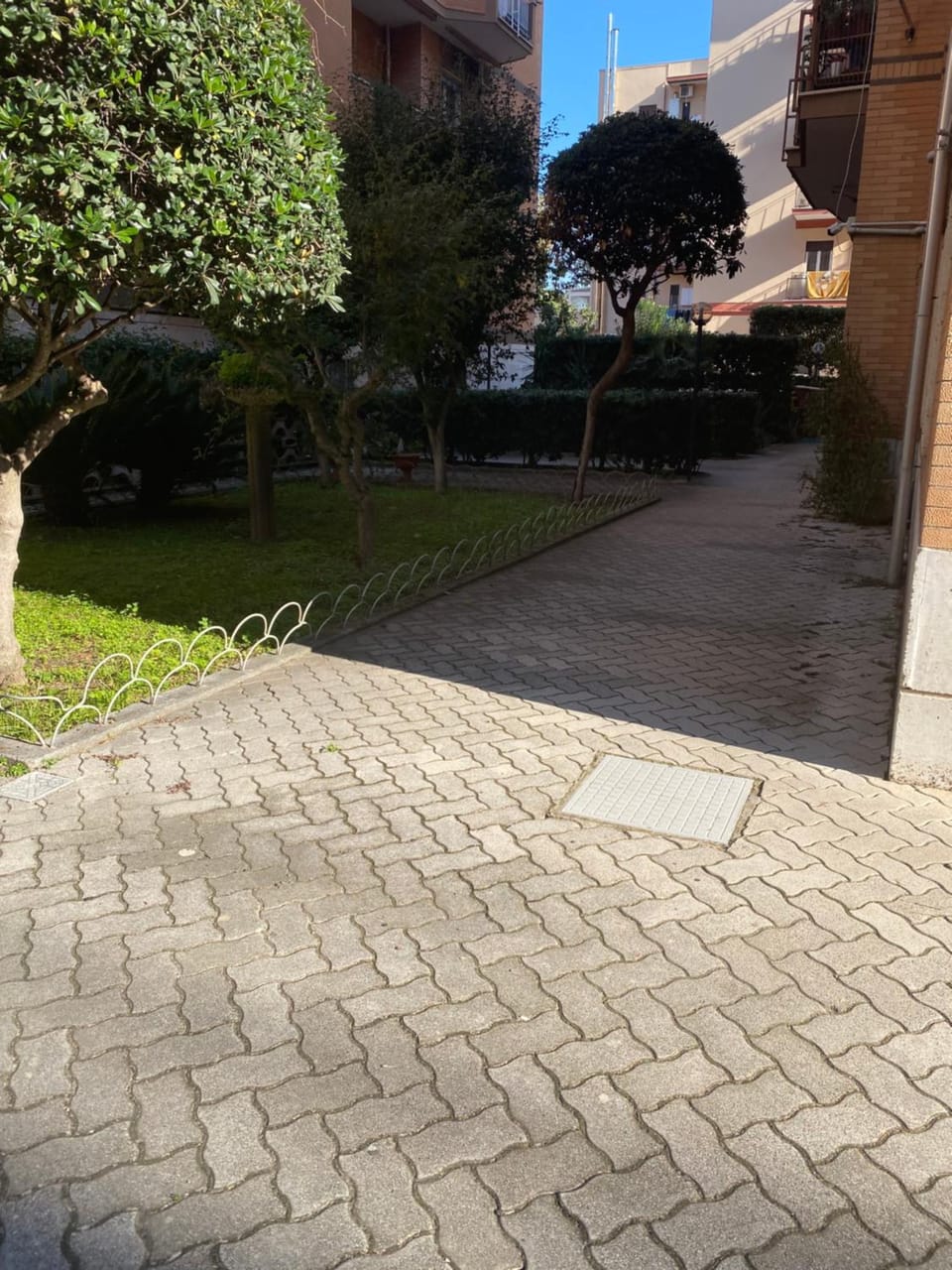 Property building, Day, Neighbourhood, Garden view, Street view, Inner courtyard view