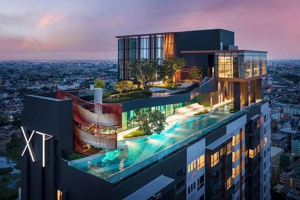 1 minute to the subway entrance Mrt Huai Khwang Most cozy room in this city central The condo has an infinity swimming pool and gym on the top floor Apartment in Bangkok