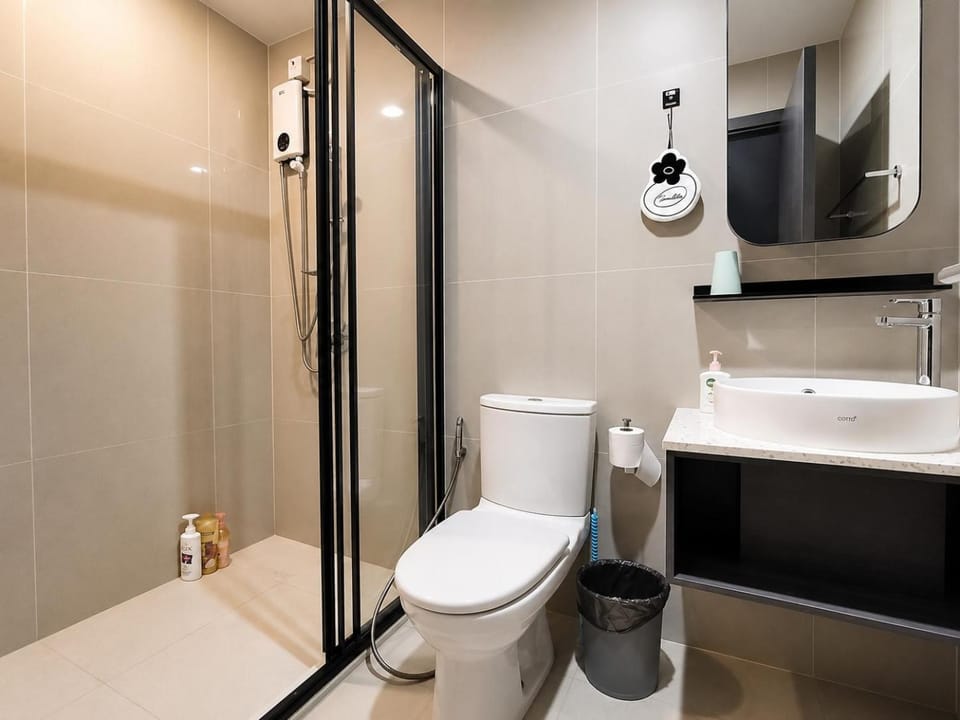 1 minute to the subway entrance Mrt Huai Khwang Most cozy room in this city central The condo has an infinity swimming pool and gym on the top floor Apartment in Bangkok