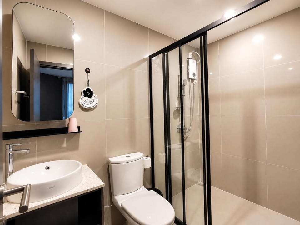 1 minute to the subway entrance Mrt Huai Khwang Most cozy room in this city central The condo has an infinity swimming pool and gym on the top floor Apartment in Bangkok