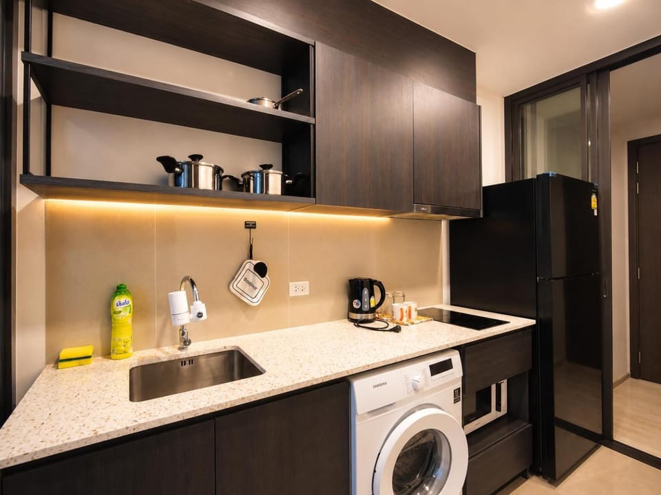 1 minute to the subway entrance Mrt Huai Khwang Most cozy room in this city central The condo has an infinity swimming pool and gym on the top floor Apartment in Bangkok