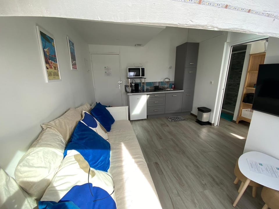 Charmant petit appartement vue mer et corniche Esterel Apartment in Saint-Raphael