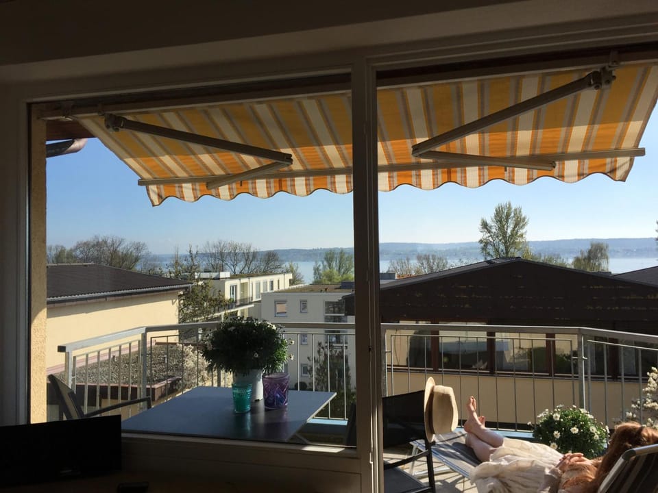 Balcony/Terrace, Dining area, Lake view