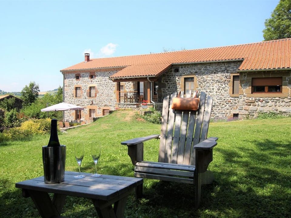 Chambre confortable avec Wi-Fi, parking et espace bien-être inclus - FR-1-582-485 Bed and Breakfast in Auvergne-Rhône-Alpes