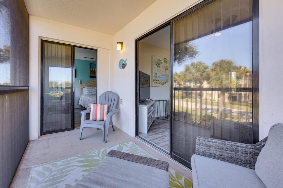 Walk to Beach and Bites! St Augustine Resort Condo Apartment in Butler Beach
