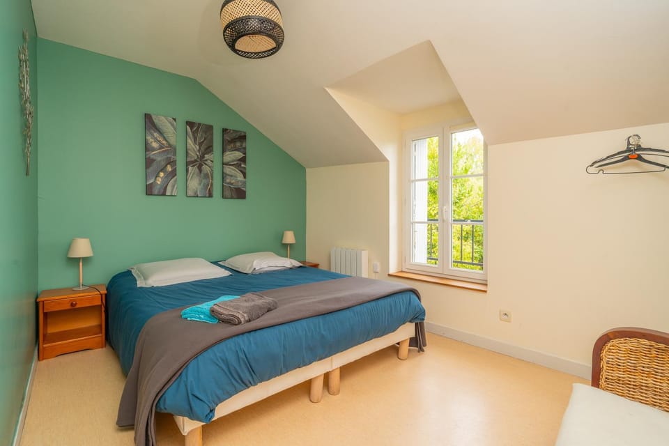 Bed, Photo of the whole room, Bedroom