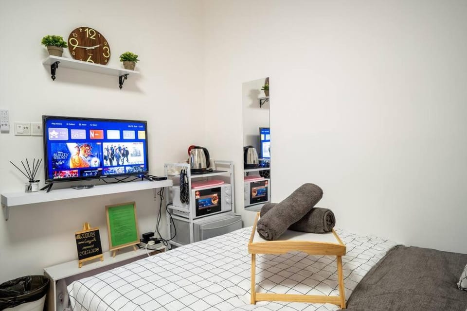 Bed, TV and multimedia, Bedroom