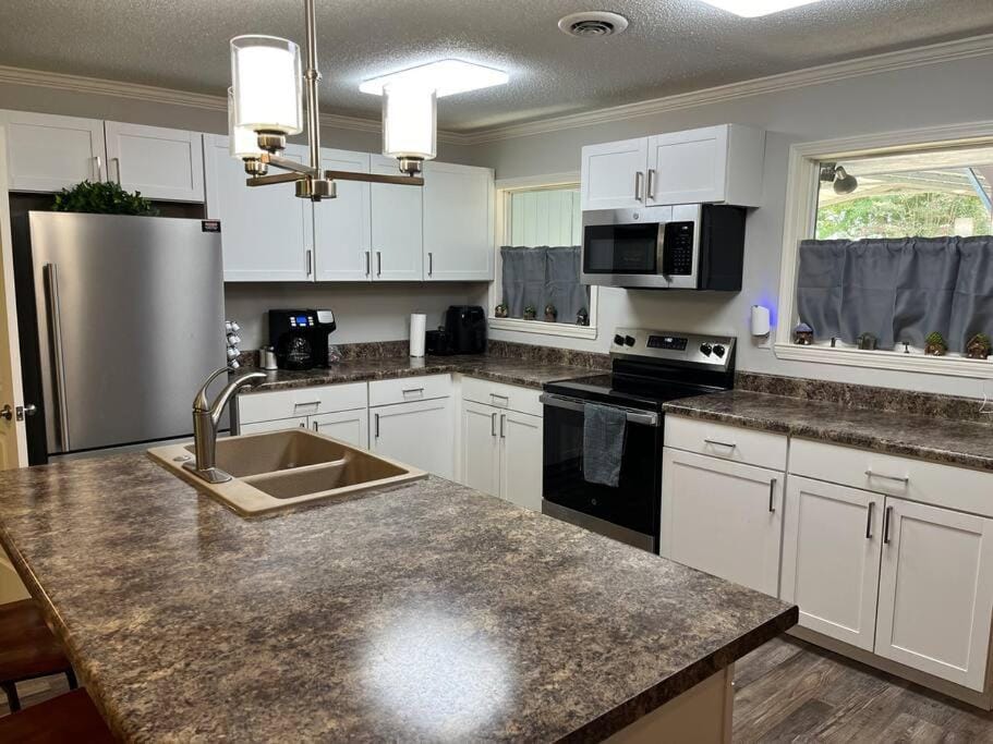 Kitchen or kitchenette, Dining area, dishwasher, oven, stove, toaster, kitchen