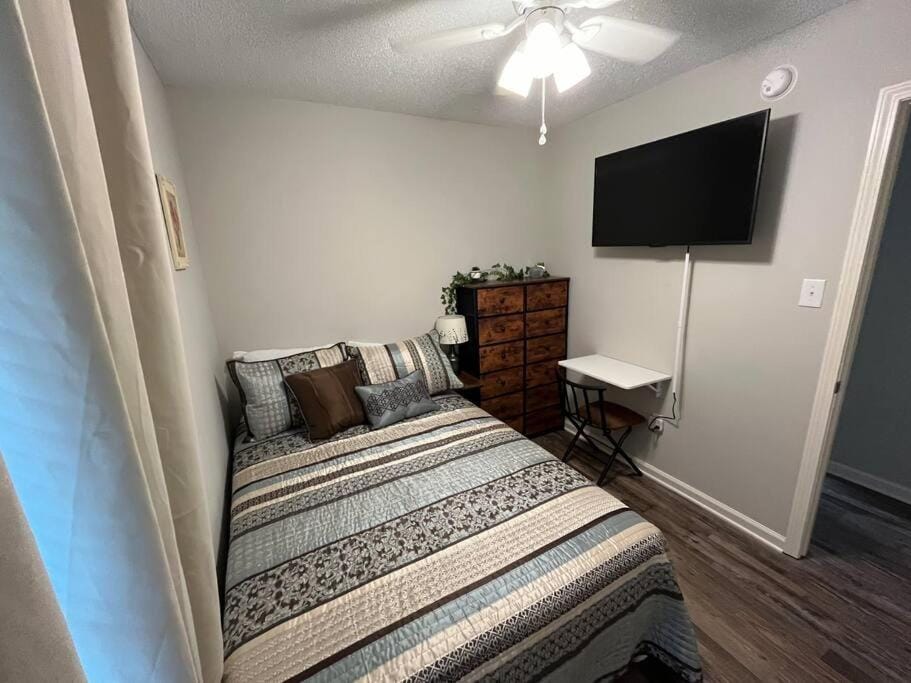 Bed, TV and multimedia, Photo of the whole room, Bedroom