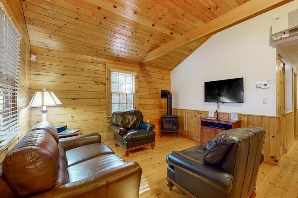 TV and multimedia, Living room, Seating area, air conditioner