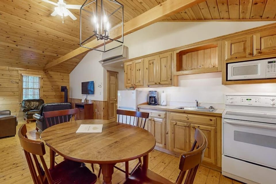 TV and multimedia, Kitchen or kitchenette, Living room, Seating area, Dining area, oven, stove, toaster, kitchen
