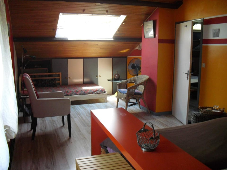 Photo of the whole room, Decorative detail