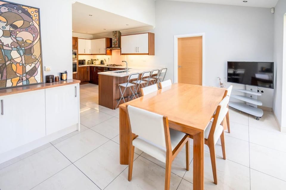 TV and multimedia, Kitchen or kitchenette, Dining area