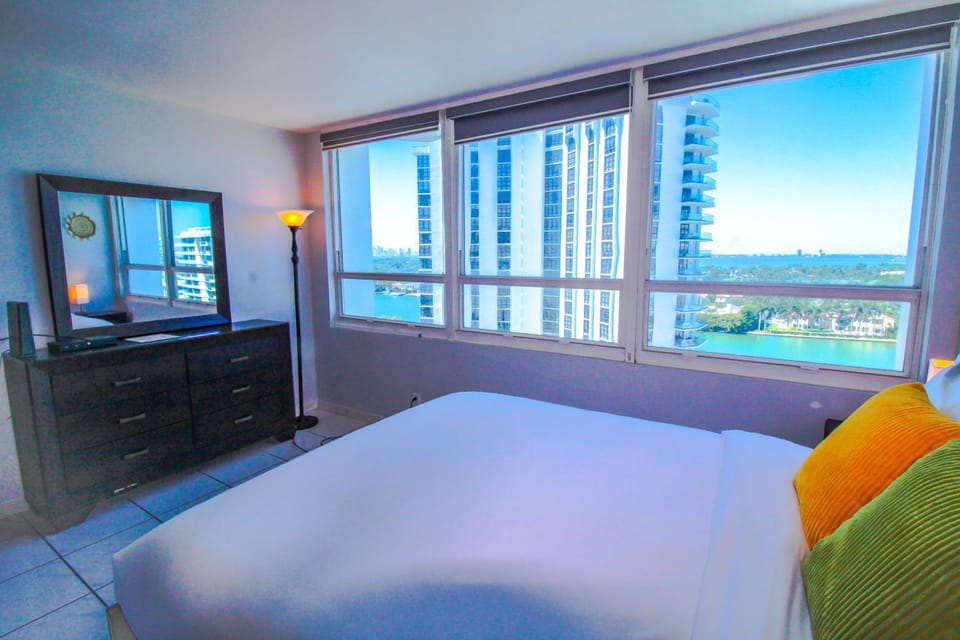 Castle 1221 Large studio with free parking, pool, tennis, beach access, tiki bar... House in Miami Beach
