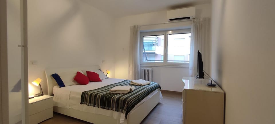 Bed, Photo of the whole room, Bedroom, air conditioner